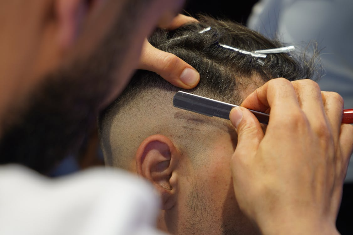 Rakning med kniv – VK Studio barbershop service